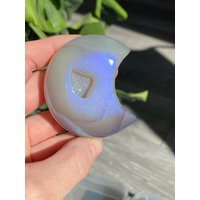 Druzy Aura Achat Mond | Natürlicher Geschnitzter Kristallstein Mit Metall-Aura-Schicht Metaphysisch Heimdekoration Druzy Aura Achat Mond | Natürlicher Geschnitzter Kristallstein Mit Metall-Aura-Schicht Metaphysisch Heimdekoration von DesertSageCrystals