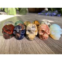 Kristallschädel Klein | Opalit Tigerauge Sodalith Crazy Lace Achat Grüner Aventurin Howlith Blutstein Kristallschädel Klein | Opalit Tigerauge Sodalith Crazy Lace Achat Grüner Aventurin Howlith Blutstein von DesertSageCrystals
