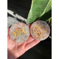 Sonnenstein Pentagramm Und Dreifache Göttinnen Scheiben | Natürlicher Geschnitzter Kristall Freude Persönliche Kraft |Witchy Home Decor von DesertSageCrystals