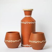 Terrakotta-Wasserflasche Mit 2 Gläsern, 750 Ml Handbemalte Muggu Design Tonflasche Deckel, Terrakotta-Krug, Mitti-Flasche von DesiFavors