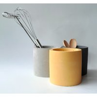 Beton Utensilienhalter, 10, 5 cm Utensilienglas, Küchentopf, Löffelhalter, 6-Zoll-Pflanzer, Wabentopf, Wohngeschenk, Gelber Utensilienhalter von DesiGN33Studio