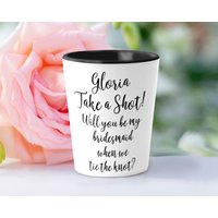 Brautjungfer Geschenke, Vorschlag, Benutzerdefinierte Schnapsgläser, Schnapsglas, Personalisiertes Geschenk, Trauzeugin Sh021 Brautjungfer Geschenke, Vorschlag, Benutzerdefinierte Schnapsgläser, Schnapsglas, Personalisiertes Geschenk, Trauzeugin Sh021 von DesiMakesCo