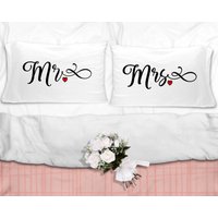 Herr Frau Kissenbezug, Kissenbezüge, Seine Ihn Paar Paare Und Ihre Kissen Herr Frau Kissenbezug, Kissenbezüge, Seine Ihn Paar Paare Und Ihre Kissen von DesiMakesCo