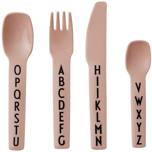 Design Letters Eat & Learn Tritan Besteck für Baby und Kinder, 4 stck. (Nude) - BPA-frei, BPS-frei und EA-frei, mit A-Z-Alphabet-Druck, Drop-safe, spülmaschinenfest von Design Letters