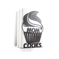 Buchstütze Das Moderne Und Stilvolle -Mom Cooks - Versand Kostenfrei von DesignAtelierArticle