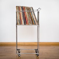 Dj Vinyl Plattenwagen Handgeschweißt, Mobiler Schallplattenständer Aus Metall Auf Rollen, Modernes Plattenregal Im Industriestil von DesignAtelierArticle