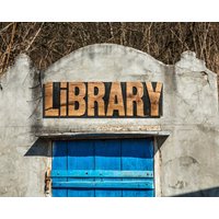 Inschrift Holz Library in Der Hand Geborgen Holz Geschnitzten Und Bemalten Customization von DesignAtelierArticle