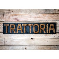 Inschrift Holz Trattoria in Der Hand Geborgen Holz Geschnitzten Und Bemalten Customization von DesignAtelierArticle