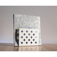 Serviettenhalter Weiße Schweizer Kreuz Muster Laser-Cut Metall von DesignAtelierArticle