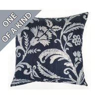 Batik Shibori Kissen in Marine Blau Und Weiß Groß Skala Blumen Laub Mit Fischgrät Reverse - Folbert von DesignAzurite