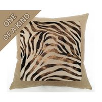 Metallic Tiger Kissen in Gold Und Schwarz Geprägt Streifen Auf Tan Faux Wildleder Dekorative Deko-Kissen Mit Kontrast-Tan-Mikrofaser-Rückseite von DesignAzurite