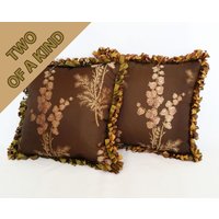 Webband Fransenkissen Mit Luxus Seidensatin Jacquard Floral Und Pecan Dupioni Seide Rückseite Tricolor Schleifenband Fransen von DesignAzurite