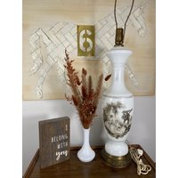 Große Weiße Milchglaslampe Mit "Serenade" Motiv Und Messing-Akzenten von DesignButterflyVNTG