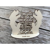 Psalm 139, 5 "Von Allen Seiten Umgibst Du Mich Und Hältst Deine Schützende Hand Über Mir" Aus Holz Mit Standfuß 10cm Breit von DesignByLayer