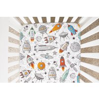 Aquarell Space Crib Sheet, Weltraum Bettwäsche Personalisiert Kinderzimmer, Galaxie Rakete Schiff Astronaut Planet Erde, Kinderzimmer von DesignByMaya