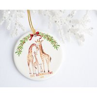 Personalisierte Giraffe Ornament Für Familie Mit 4, Weihnachtsschmuck Neue Mutter Geschenk, Eltern Neues Baby 4 von DesignGypsee