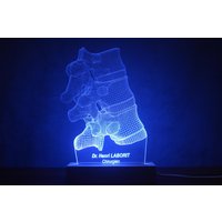 Personalisierte Chiropraktiker-Led-Lampe - Wirbelsäule Auf Plexiglas Graviert Einzigartiges Geschenk Mit Namen Dekoration Für Die Arztpraxis von DesignLaserCreations