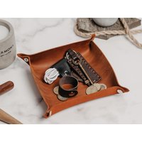 Personalisierte Valet Tablett, Catchall Catch All Container Für Freund, Schreibtisch Organizer, Leder Accessoire Geschenk Housewarming, Würfelmatte von DesignLeatherGifts