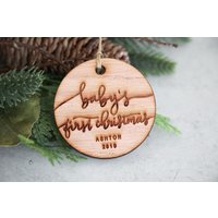 Babys Erster Weihnachtsname Und Jahr Weihnachtsverzierung Holz | Personalisiert Laser Cut Handbeschriftet Neue Eltern, Neugeborene Geschenkverpackung von DesignLioness