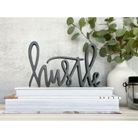 Holz Hustle Schild Dekor Handbeschriftet | Selbststehend Perfekt Für Ihren Schreibtisch, Ihr Büro Oder Ihre Heimdekoration Mädchen-Boss-Geschenk Holz Hustle Schild Dekor Handbeschriftet | Selbststehend Perfekt Für Ihren Schreibtisch, Ihr Büro Oder Ihre Heimdekoration Mädchen-Boss-Geschenk von DesignLioness