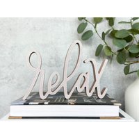 Holzschild Relax Deko | Selbst Stehend Perfekt Für Zuhause Displays Auf Einem Mantel, Tischplatte Oder Hängen Muttertagsgeschenk Handgeschrieben von DesignLioness
