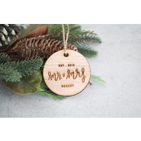 Mr Und Mrs Hergestellt 2023 Weihnachtsornament Holz | Personalisieren Jahr + Name Laser Cut Handbeschriftet Weihnachten, Brautpaar, Geschenk von DesignLioness