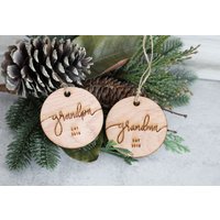 Opa & Oma Est 2023 Christbaumkugel Holz | Jahr Handbeschriftet Weihnachten Babymitteilung Uroma Uropa von DesignLioness