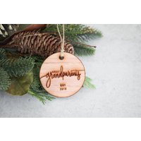 Urgroßeltern Hergestellt 2023 Weihnachtsschmuck Holz | Personalisiertes Jahr Laser Cut Handbeschriftet Weihnachten, Ankündigung von DesignLioness