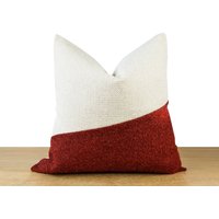 Roter Colorblock Kissenbezug | Weißes & Rotes Strukturiertes Dekokissen Burgunder Dekor Modern Minimalistisch || Kisseneinsätze Verfügbar von DesignOutings