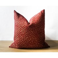 Roter Gepard Kissenbezug | Burgundy Jacquard Animal Print Dekokissen Glam Regency Dekor || Lumbalgrößen + Federeinsätze Verfügbar von DesignOutings