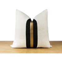 Weiß, Schwarz & Gold Kissenbezug → Strukturiertes Dekokissen Mit Gedämpftem Gold-Kunstlederstreifen | Bezauberndes Schwarz-Weiß-Dekor || + Weiß, Schwarz & Gold Kissenbezug → Strukturiertes Dekokissen Mit Gedämpftem Gold-Kunstlederstreifen | Bezauberndes Schwarz-Weiß-Dekor || + von DesignOutings