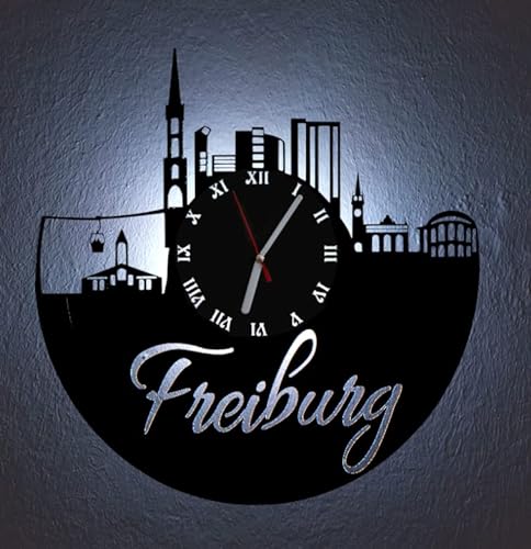 Designbysh LED Wanduhr Freiburg Skyline Uhr Hintergrundbeleuchtet mit schleichendem Uhrwerk von Designbysh