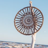 Großes Makramee Mandala Wandbehang - Handgefertigte Wandkunst von DesigndeDIURA