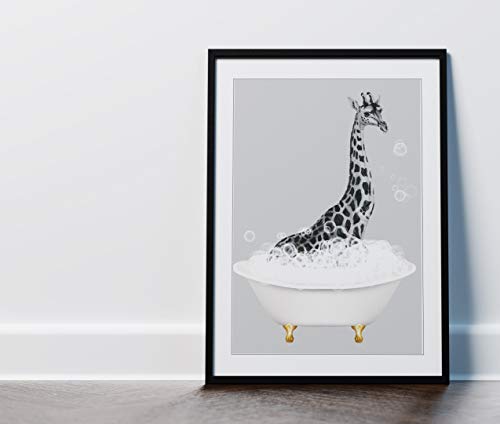 Designed By Lorna Wandbild, Motiv: Giraffe im Bad, Schwarz / Weiß / Grau (A3-Druck) von Designed By Lorna