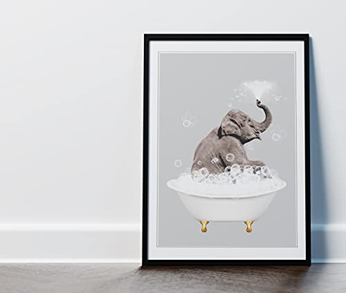 Designed By Lorna Wandbild / Kunstdruck Elefant im Bad, Grau, Größenoptionen erhältlich (nur A3-Druck) von Designed By Lorna