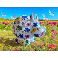 Handbemalte Lustige Deko Kuh Im Blumendesign, Bunt Und Wetterfeste Gartenfigur Handbemalte Lustige Deko Kuh Im Blumendesign, Bunt Und Wetterfeste Gartenfigur von Designfiguren