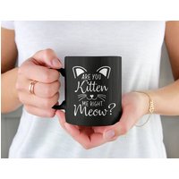 Are You Kitten Me Right Meow, Katzenliebhaber Niedliche/Lustige Kaffeetasse | 11 Oder 15 Unzen - Schöne Premium-Qualitäts-Geschenkidee | Schwarz von DesignsByPascal