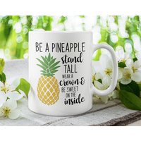Be A Pineapple Stand Tall Wear Crown & Sweet On The Inside, Süße Kaffeetasse | 21 Oder 15Oz - Schöne Premium Qualität Geschenkidee von DesignsByPascal