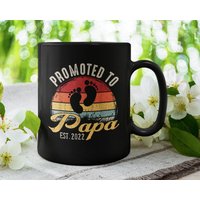 Befördert Zum Papa Est. 2023 | 2022 Oder Jedes Jahr, Custom Year New Father/Dad Cute Vintage Distressed Schwarzer Kaffee Teebecher | 11 15 Unzen von DesignsByPascal