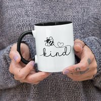 Bienenfreundliche, Süße Kaffeetasse | 11 Oder 15 Unzen - Schöne Premium-Qualitäts-Geschenkidee | Erhältlich Mit Farbiger Innenseite Und Griff von DesignsByPascal