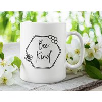 Bienenfreundliche, Süße Kaffeetasse | 11 Oder 15 Unzen - Schöne Premium-Qualitäts-Geschenkidee | Weiß, Schwarz Mit Farbiger Innenseite Und Griff von DesignsByPascal