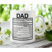 Dad Nährwertangaben, Vater Lustige/Süße Kaffeetasse | 11 Oder 15 Unzen - Schöne Premium-Qualitäts-Geschenkidee | Weiß Farbig Innen & Griff von DesignsByPascal