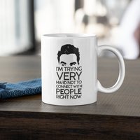 David Rose Zitat, Ich Versuche Sehr Hart, Mich Nicht Mit Menschen Zu Verbinden, Witzige Lustige Kaffeetasse Für Erwachsene | 11 Oder 15 Unzen von DesignsByPascal
