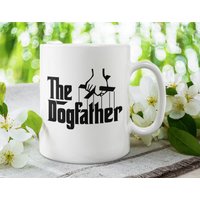 Der Hundevater, Hundeliebhaber Lustige/Süße Kaffeetasse | 11 Oder 15 Unzen - Schöne Premium-Qualitäts-Geschenkidee | Weiß, Schwarz Farbig von DesignsByPascal