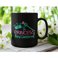 Die Prinzessin Ist Angekommen, Süße Kaffeetasse | 11 Oder 15 Unzen - Schöne Premium-Qualitäts-Geschenkidee | Schwarz, Weiß Mit Farbiger von DesignsByPascal