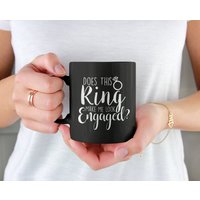 Does This Ring Make Me Look Engagement, Verlobte Niedlich/Lustige Kaffeetasse | 11 Oder 15Oz - Schönes Premium-Qualitäts-Geschenk | Schwarz, Weiß von DesignsByPascal