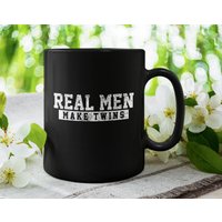 Echte Männer Machen Zwillinge, Vater Von Zwillingen, Niedlicher/Lustiger Schwarze Kaffeetasse | 11 Oder 15 Unzen - Schöne Echte Männer Machen Zwillinge, Vater Von Zwillingen, Niedlicher/Lustiger Schwarze Kaffeetasse | 11 Oder 15 Unzen - Schöne von DesignsByPascal