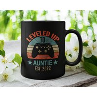 Für Tante Est. 2024 | 2023 Oder Ein Beliebiges Jahr, Benutzerdefiniertes Jahr Gamer Neue Cute/Lustige Schwarze Kaffeetasse | 11 15 Unzen von DesignsByPascal