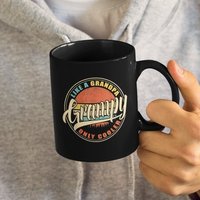 Grampy Like A Grandpa Only Cooler, Großvater Niedliche/Lustige Kaffeetasse | 11 Oder 15 Unzen - Schönes Premium-Qualitätsgeschenk | Schwarz von DesignsByPascal