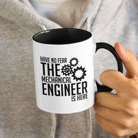 Have No Fear, The Mechanical Engineer Is Here, Lustige Kaffeetasse | 11 Oder 15Oz - Schöne Premium Qualität Geschenkidee | Mit Farbe Erhältlich von DesignsByPascal